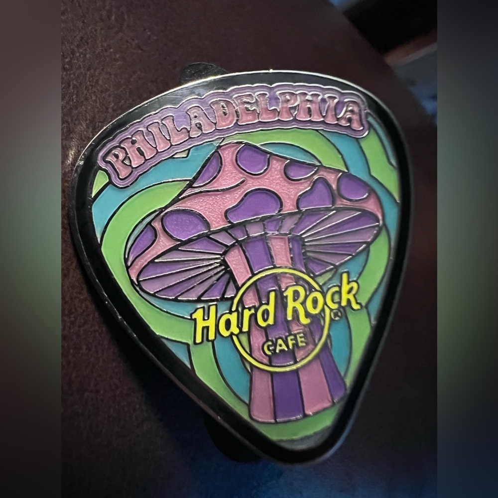 PHILADELPHIA GLAM ROCK SERIES PURPLE PINK MAGIC MUSHROOM PICK Hard Rock Cafe PIN